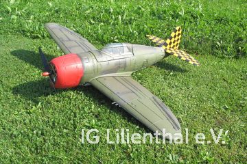 mit roter Haube mit roter Haube